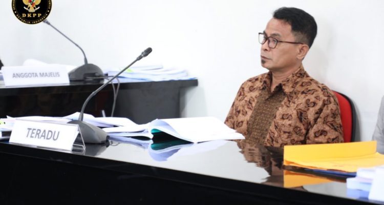 ASRUL Tampilan saat menjalani sidang di DKPP