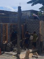 TAMPAK masyarakat gotong royong membangun kembali rumah milik Risno Danel di Kelurahan Sasa, Kota Ternate Selatan