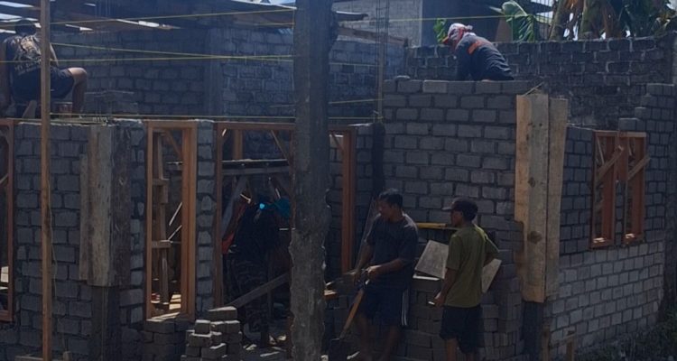 TAMPAK masyarakat gotong royong membangun kembali rumah milik Risno Danel di Kelurahan Sasa, Kota Ternate Selatan TAMPAK masyarakat gotong royong membangun kembali rumah milik Risno Danel di Kelurahan Sasa, Kota Ternate Selatan