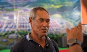 SAIDI Joronga, warga Kawasi yang mengaku sudah hidup nyaman dan aman di Pemukiman Baru Desa Kawasi.