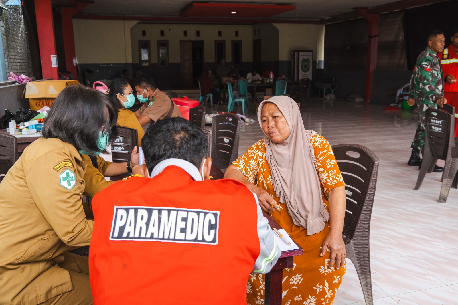 WARGA Desa Tongute Ternate yang terdampak banjir, Arfia Jalal, diperiksa Tim Paramedic Harita Nickel.