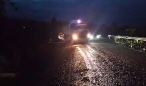 PROYEK yang dikerjakan malam dan saat hujan