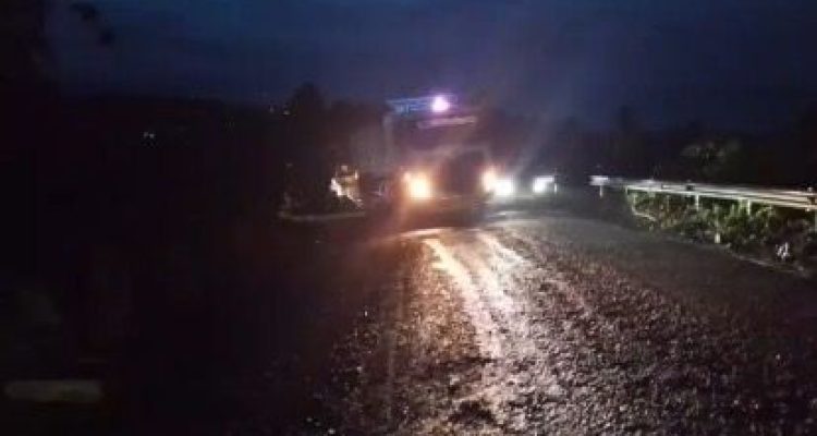 PROYEK yang dikerjakan malam dan saat hujan