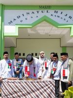 BUPATI Halmahera Selatan, Hasan Ali Bassam Kasuba, didampingi Sultan Bacan Muhammad Irsyad Maulana Syah, menandatangani prasasti peresmian masjid Madinatul Hijrah di permukiman baru Desa Kawasi.