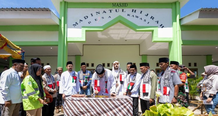 BUPATI Halmahera Selatan, Hasan Ali Bassam Kasuba, didampingi Sultan Bacan Muhammad Irsyad Maulana Syah, menandatangani prasasti peresmian masjid Madinatul Hijrah di permukiman baru Desa Kawasi.