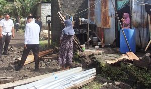 WAKIL Walikota Ternate, Nasri Abubakar saat meninjau lokasi rumah rusak akibat dihantam angin kencang pada, Rabu (7/1/2026)