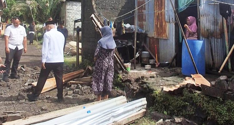 WAKIL Walikota Ternate, Nasri Abubakar saat meninjau lokasi rumah rusak akibat dihantam angin kencang pada, Rabu (7/1/2026) WAKIL Walikota Ternate, Nasri Abubakar saat meninjau lokasi rumah rusak akibat dihantam angin kencang pada, Rabu (7/1/2026)