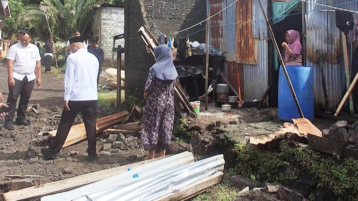 WAKIL Walikota Ternate, Nasri Abubakar saat meninjau lokasi rumah rusak akibat dihantam angin kencang pada, Rabu (7/1/2026)