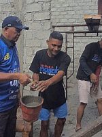 WAKIL walikota Ternate Nasri Abubakar ikut mengecor ring balok rumah milik Risno Danel di kelurahan Sasa, Minggu (25/1/2026)