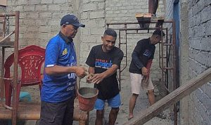 WAKIL walikota Ternate Nasri Abubakar ikut mengecor ring balok rumah milik Risno Danel di kelurahan Sasa, Minggu (25/1/2026)