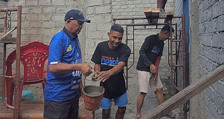 WAKIL walikota Ternate Nasri Abubakar ikut mengecor ring balok rumah milik Risno Danel di kelurahan Sasa, Minggu (25/1/2026)