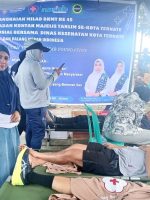 KETUA BMKT Kota Ternate Hj Wahidawati Pake S.Hi memantau kegiatan donor darah yang berlangsung di taman nukila, Minggu (18/1/2026)