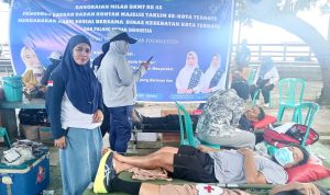 KETUA BMKT Kota Ternate Hj Wahidawati Pake S.Hi memantau kegiatan donor darah yang berlangsung di taman nukila, Minggu (18/1/2026)
