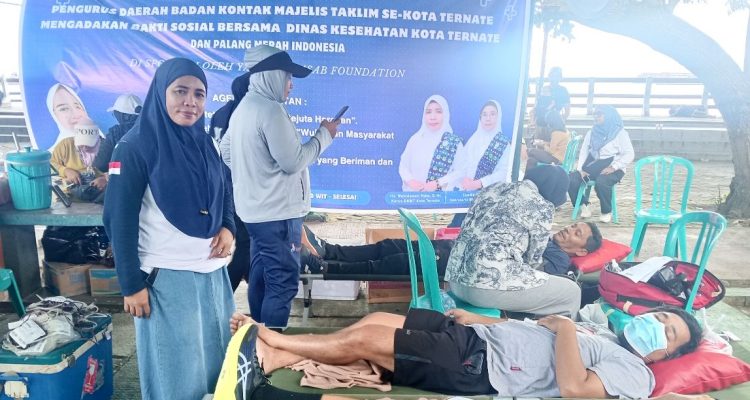 KETUA BMKT Kota Ternate Hj Wahidawati Pake S.Hi memantau kegiatan donor darah yang berlangsung di taman nukila, Minggu (18/1/2026)