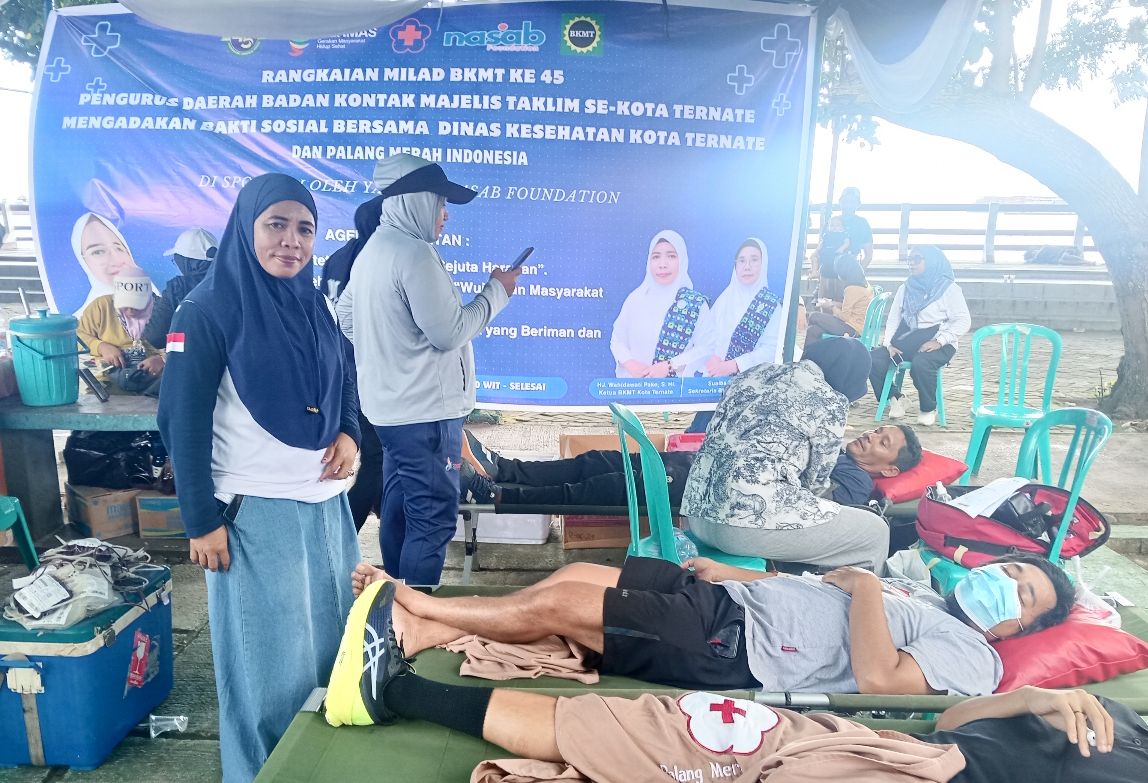 KETUA BMKT Kota Ternate Hj Wahidawati Pake S.Hi memantau kegiatan donor darah yang berlangsung di taman nukila, Minggu (18/1/2026)