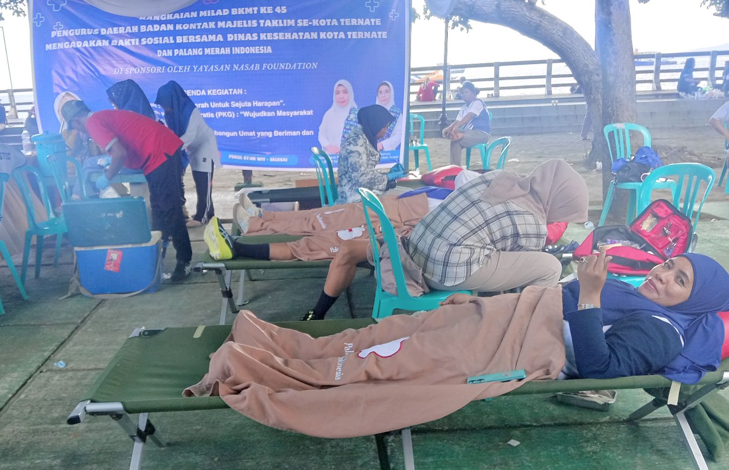 KETUA BKMT Kota Ternate Hj Wahidawati Pake S.Hi ikut donor darah