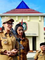 GUBERNUR Maluku Utara Sherly Tjoanda saat mengambil apel pagi