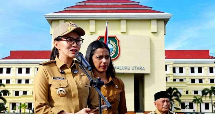 GUBERNUR Maluku Utara Sherly Tjoanda saat mengambil apel pagi
