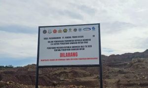PAPAN segel dari Satgas PKH di tengah-tengah lokasi PT. Mineral Terobos