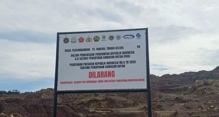 PAPAN segel dari Satgas PKH di tengah-tengah lokasi PT. Mineral Terobos PAPAN segel dari Satgas PKH di tengah-tengah lokasi PT. Mineral Terobos