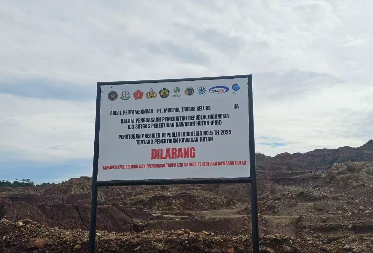 PAPAN segel dari Satgas PKH di tengah-tengah lokasi PT. Mineral Terobos