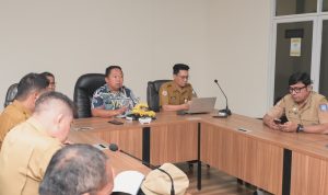 KETUA Panitia Pelaksanaan Jaringan Kota pusaka Indonesia (JKPI) M. Rizal Marsaoly memimpin rapat di kantor Bappelitbangda Kota Ternate, Senin 23/2/2026)