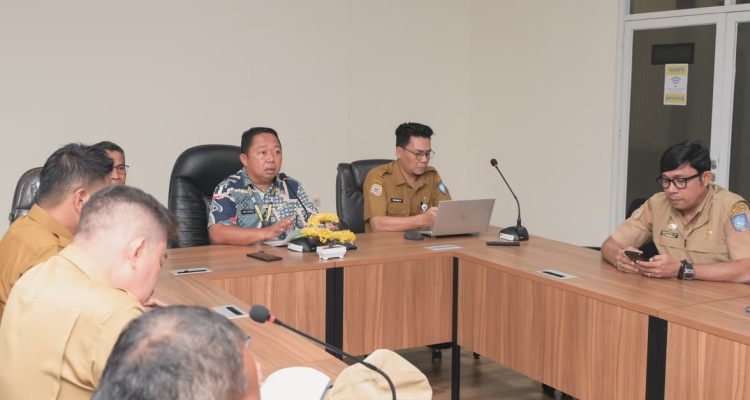 KETUA Panitia Pelaksanaan Jaringan Kota pusaka Indonesia (JKPI) M. Rizal Marsaoly memimpin rapat di kantor Bappelitbangda Kota Ternate, Senin 23/2/2026) KETUA Panitia Pelaksanaan Jaringan Kota pusaka Indonesia (JKPI) M. Rizal Marsaoly memimpin rapat di kantor Bappelitbangda Kota Ternate, Senin 23/2/2026)