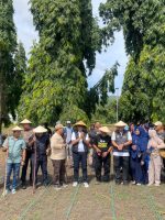 KOMPAK: Kepala dinas pendidikan dan kebudayaan (Dikbud) provinsi Maluku Utara, Abubakar Abdullah bersama rombongannya foto bersama dengan kepala sekolah dan guru SMK Negeri 3 Kota Tikep