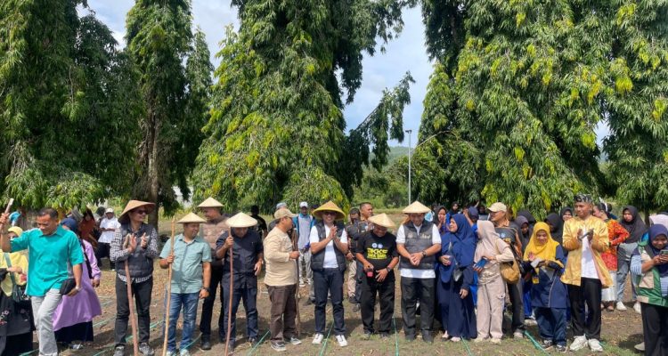 KOMPAK: Kepala dinas pendidikan dan kebudayaan (Dikbud) provinsi Maluku Utara, Abubakar Abdullah bersama rombongannya foto bersama dengan kepala sekolah dan guru SMK Negeri 3 Kota Tikep