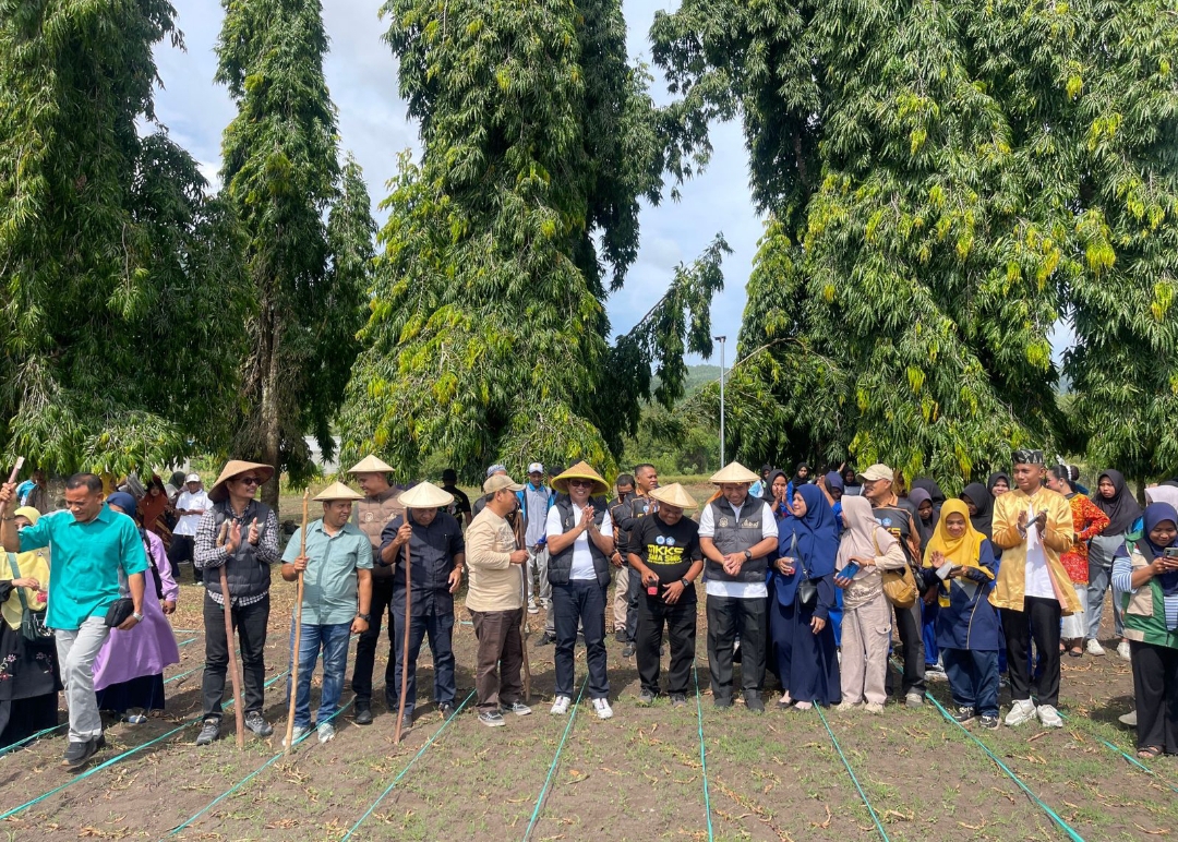 KOMPAK: Kepala dinas pendidikan dan kebudayaan (Dikbud) provinsi Maluku Utara, Abubakar Abdullah bersama rombongannya foto bersama dengan kepala sekolah dan guru SMK Negeri 3 Kota Tikep