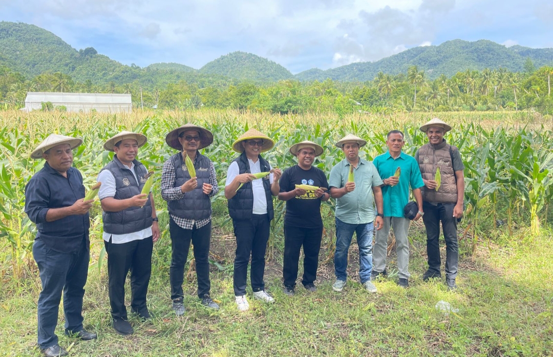 KEPALA dinas pendidikan dan kebudayaan (Dikbud) Provinsi Maluku Utara Abubakar Abdullah didampingi sekretarisnua Sofyan, Kabid GTK Ramli Kamaludin foto bersama kepala sekolah SMKN 3 Tikep