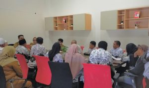 SUASANA pertemuan guru dan DPKAD Provinsi Maluku Utara, Senin (2/2/2026). Ikut hadir dalam pertemuan tersebut, sekretaris Dikbud Malut Sofyan