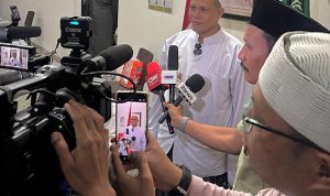 DR (HC) Abuya Al Habib Abubakar Bin Hasan Al-Attas Az-Zabidi, saat diwawancara media di malam nifsu sya'ban, Senin (2/2/2026) malam.