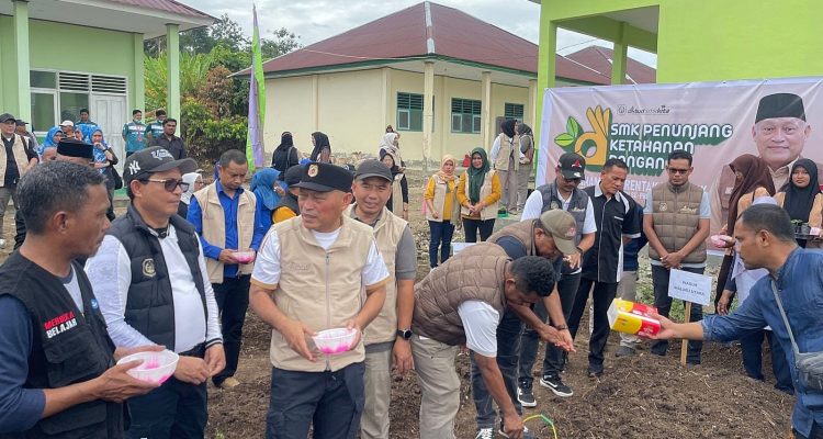 WAGUB Sarbin Sehe, Kadikbud Abubakar Abdullah dengan para siswa SMK Negeri 4 Tidore melakukan penanaman serentak, Sabtu (7/22026).