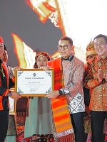 PENGANUGERAHAN piagam kepada pemenang program apresiasi desa budaya oleh Kemenbud