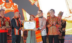 PENGANUGERAHAN piagam kepada pemenang program apresiasi desa budaya oleh Kemenbud
