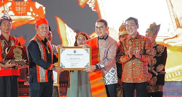 PENGANUGERAHAN piagam kepada pemenang program apresiasi desa budaya oleh Kemenbud