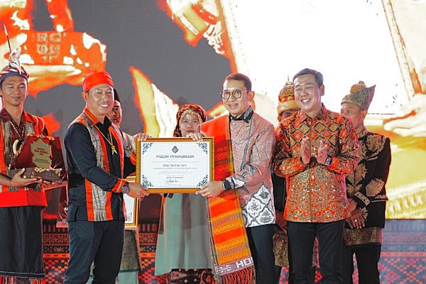 PENGANUGERAHAN piagam kepada pemenang program apresiasi desa budaya oleh Kemenbud