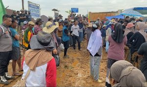 WARGA dua desa di Halmahera Tengah (Halteng) yakni Desa Sagea dan Desa Kia memboikot aktivitas tambang PT MAI, Senin (9/2/2026)