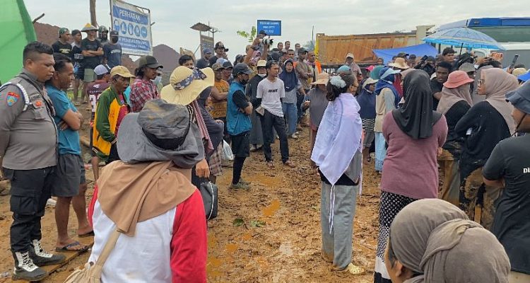 WARGA dua desa di Halmahera Tengah (Halteng) yakni Desa Sagea dan Desa Kia memboikot aktivitas tambang PT MAI, Senin (9/2/2026)