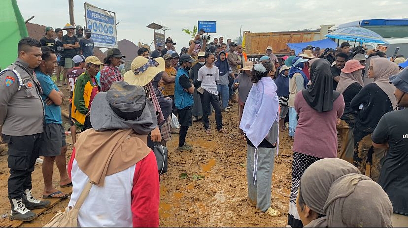 WARGA dua desa di Halmahera Tengah (Halteng) yakni Desa Sagea dan Desa Kia memboikot aktivitas tambang PT MAI, Senin (9/2/2026)
