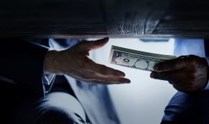 ILUSTRASI suap atau gratifikasi