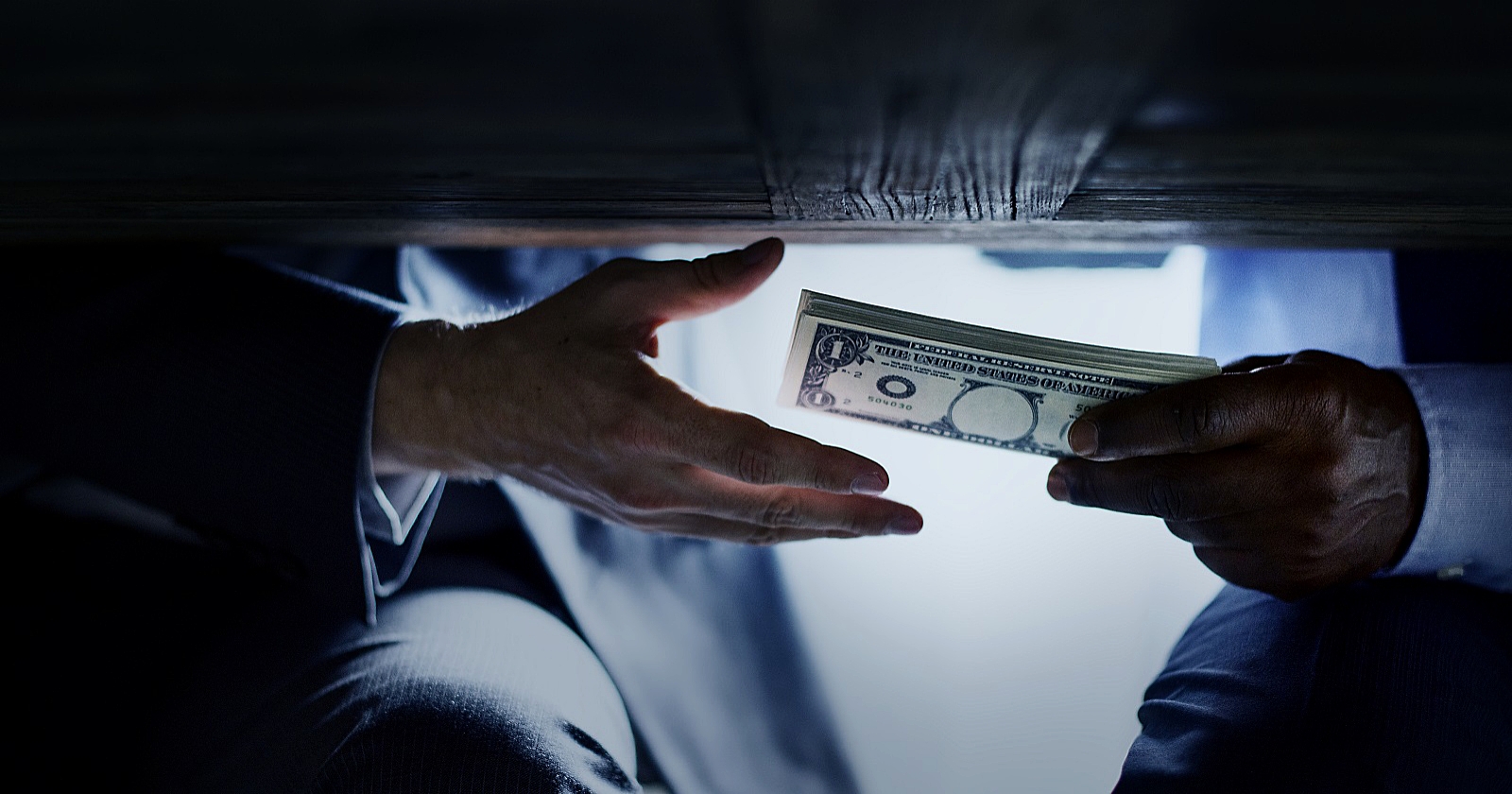 ILUSTRASI suap atau gratifikasi