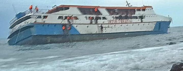 KM. Intim Teratai Saat Mengalami Karam di Perairan Pulau Makian, Selasa (17/2/2026) pagi