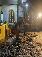 WARGA Kelurahan Tafraka, Pulau Hiri, membersihkan material terbawa banjir akibat luapan embung yang berada di belakang perkampungan.