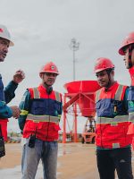 FADLI Wahda (Akha) saat memimpin briefing lapangan bersama tim Harita Nickel di Pulau Obi. FADLI Wahda (Akha) saat memimpin briefing lapangan bersama tim Harita Nickel di Pulau Obi.