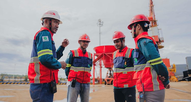 FADLI Wahda (Akha) saat memimpin briefing lapangan bersama tim Harita Nickel di Pulau Obi.
