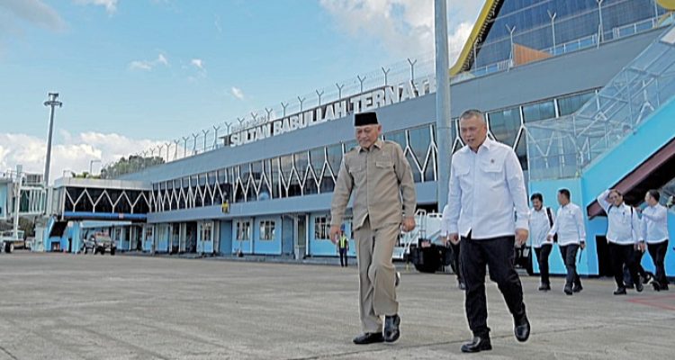 WAKIL gubernur Maluku Utara, Sarbin Sehe (kiri) dan Menteri Perhubungan Dudy Dudy Purwagandhi di Bandara Baabulah Ternate