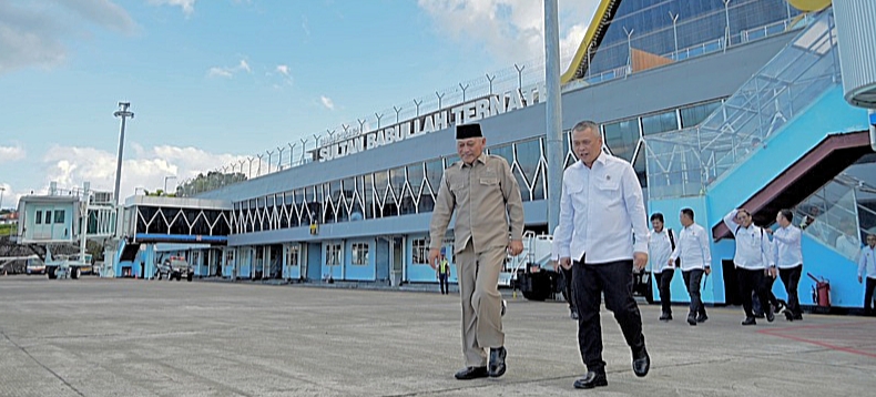 WAKIL gubernur Maluku Utara, Sarbin Sehe (kiri) dan Menteri Perhubungan Dudy Dudy Purwagandhi di Bandara Baabulah Ternate