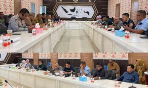 SUASANA rapat dengar pendapat (RDP) bersama Satpol PP, Dishub, Disperindag dan ISSAP Kota Ternate, di ruang rapat DPRD Kota Ternate, Senin (9/2/2026)